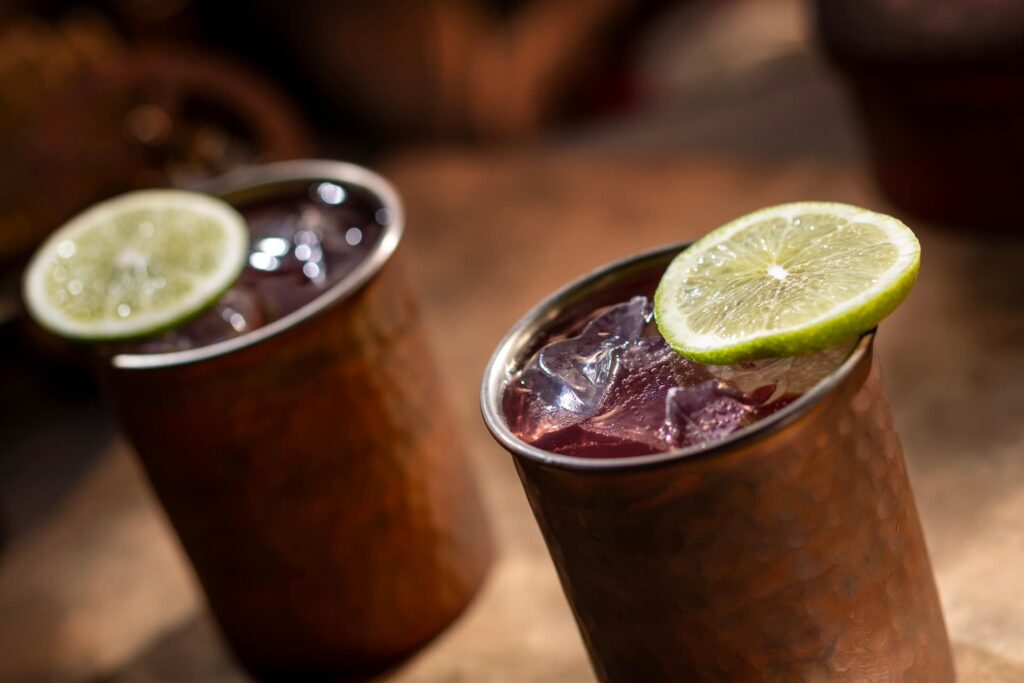 bebidas com uma rodela de limão em cima, a punch royale do novo bar de piratas do Magic Kingdom, o Beak and Barrel