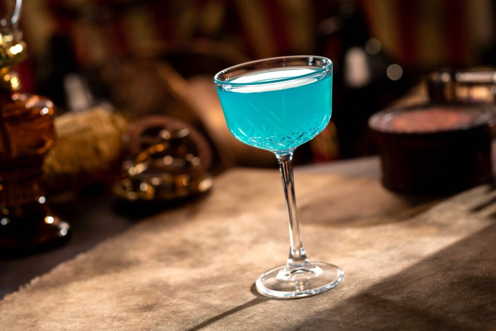 bebida Sirens Whisper, numa linda taça de vidro, tem coloração azul clara e é um dos clássicos do novo bar Beak and Barrel do Magic Kingdom, em Walt Disney World Resort