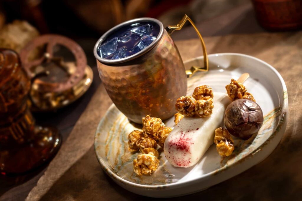 bebida acompanhada de doces, um sorvete branco, uma trufa de chocolate e pipocas caramelizadas são o Treasure Trove, um dos itens imperdíveis do cardápio do novo pub pirata Beak and Barrel em Walt Disney World Resort na Flórida, dentro do parque de diversões Magic Kingdom que fica em Orlando