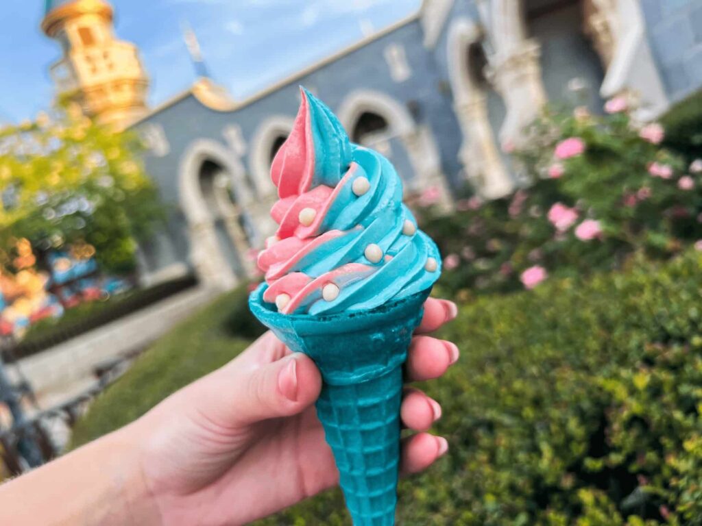 sorvete nas cores rosa e azul em uma casquinha azul, fazendo referencia a princesa Aurora de A Bela Adormecida