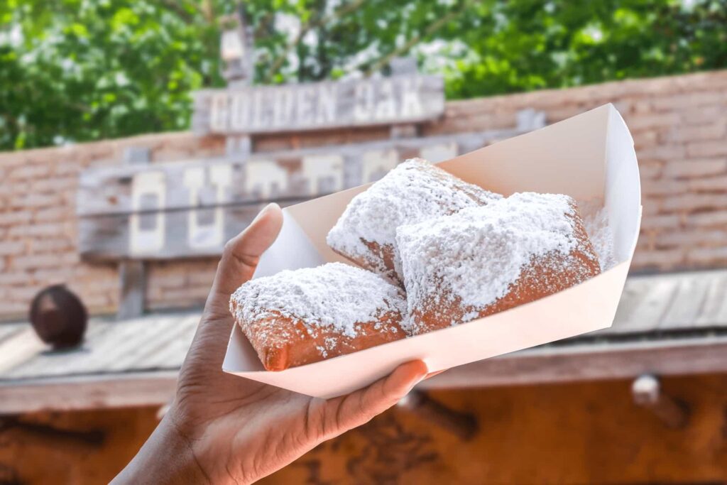 Beignets da Tiana, de a princesa e o sapo, cobertas de açúcar em Walt Disney World Resort