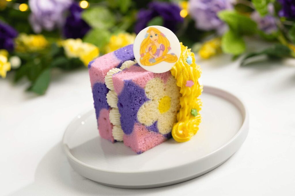 Bolo frutas vermelhes e creme da Rapunzel, que vem com flores e as cores da princesa