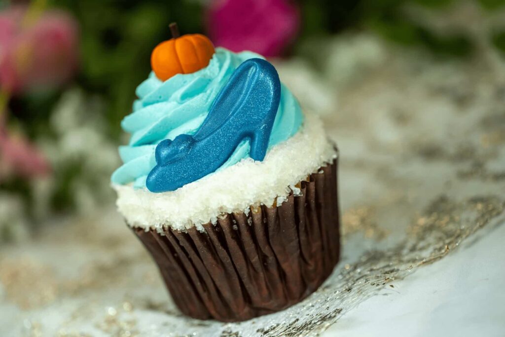 cupcake da Cinderella para semana mundial das princesas em Walt Disney World Resort, nas cores azul e branca, típicas da Cinderela, com uma pequena abóbora no topo e um sapatinho no meio