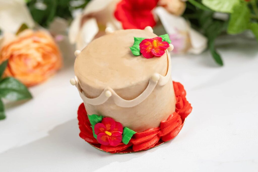 Mini bolo da Moana com flores, na semana mundial das princesas