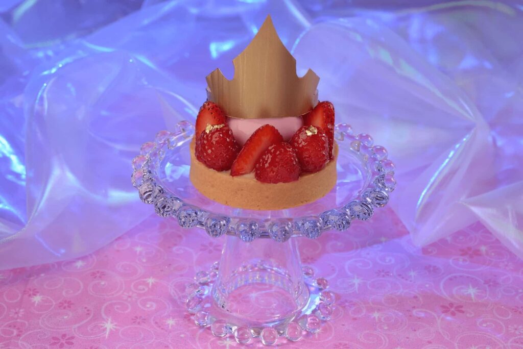 Torta de morango que homenageia a princesa Aurora de a Bela Adormecida na semana mundial das princesas