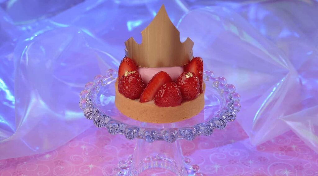 Torta de morango que homenageia a princesa Aurora de a Bela Adormecida na semana mundial das princesas