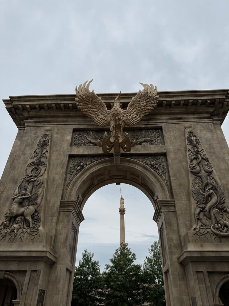 Entrada da área de Paris dos anos 20, área de Animais Fantásticos e Onde Habitam, da Franquia Harry Potter, em Wizarding World, no Epic Universe, da Universal Orlando