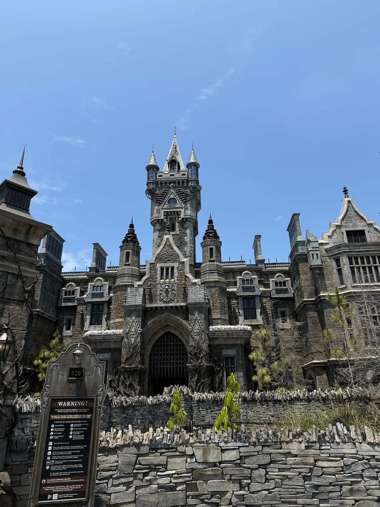 Castelo do Frankenstein que abriga a atração Monsters Unchained na área Dark Universe no Epic Universe em Orlando