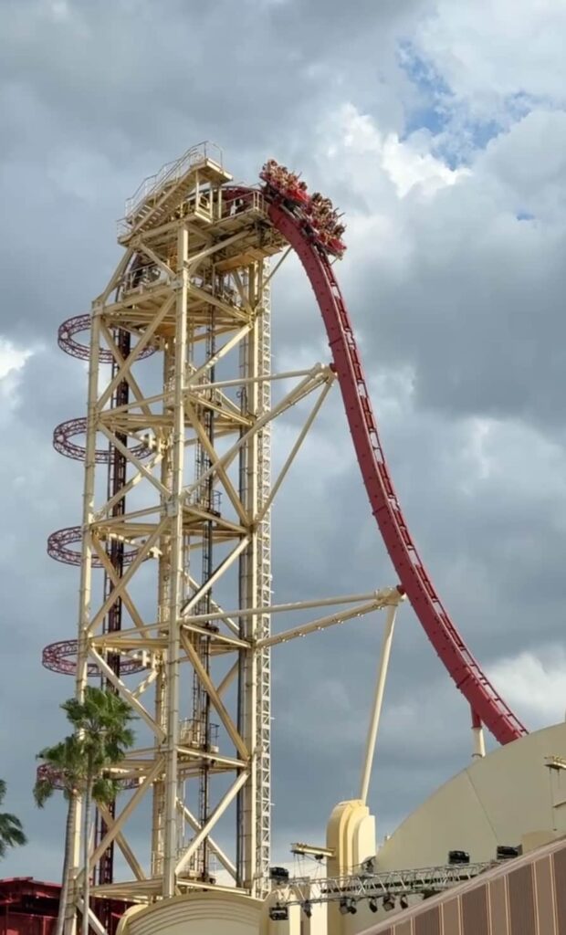 Hollywood Rip Ride Rockit, montanha russa da Universal que tem subida em angulo de 90 graus, vai fecha