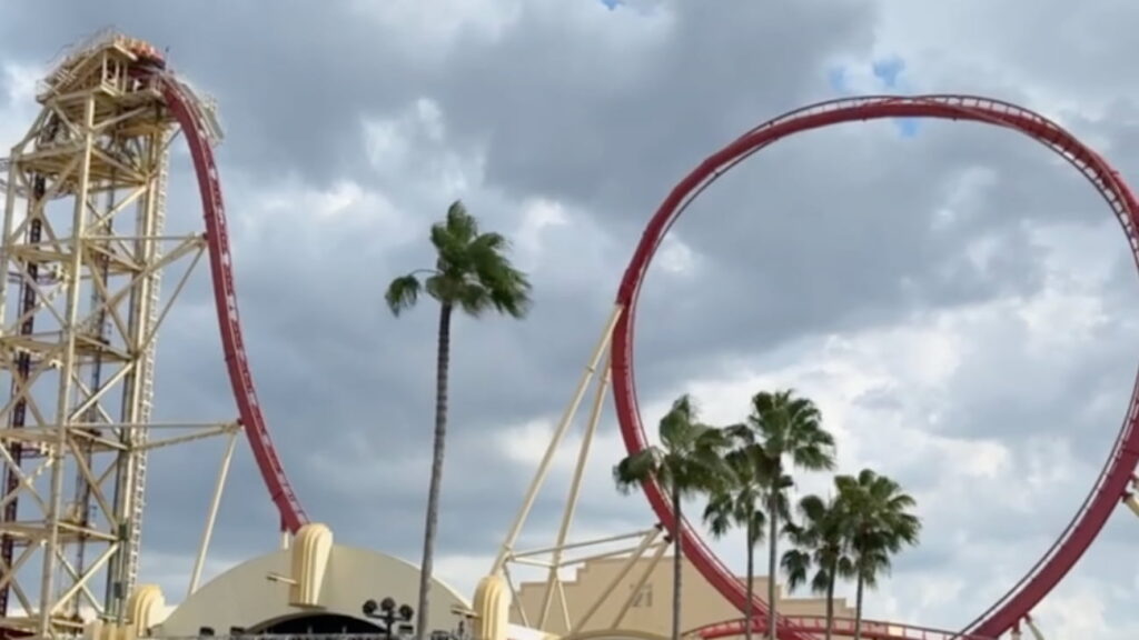 foto da subida e looping da montanha russa Rockit no parque de diversões Universal Studios de Orlando em Universal Studios Florida Resort