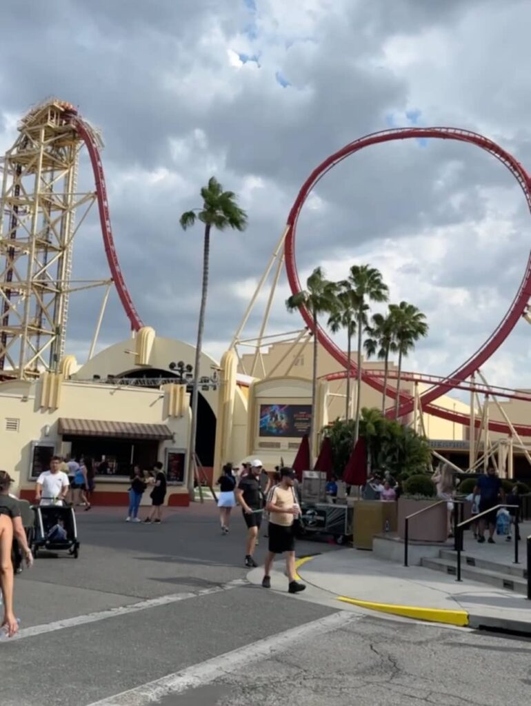 Foto que mostra a montanha russa Hollywood Rip Ride Rockit, que irá fechar na Universal de Orlando
