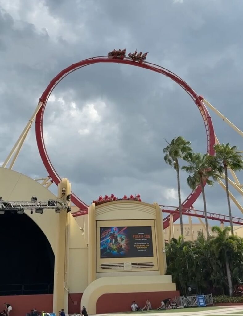 foto mostra looping invertido, da montanha russa Rockit, da Universal Studios Florida, a primeira desse tipo