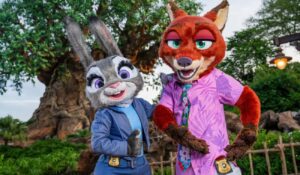 Nick Wilde e Judy Hopps, personganes do filme Zootopia, posam para foto com seus looks de policial em frente a Árvore da Vida, símbolo do parque de diversões Disney's Animal Kingdom