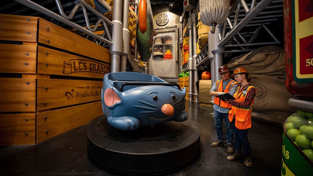 carrinho em forma de rato dentro da atração Remy's Ratatouille Adventure sendo analisado por imagineers, no Epcot, em Walt Disney World Resort