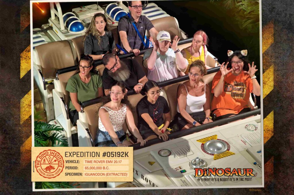 foto divertida da atração Dinosaur no Animal Kingdom, parque temático da Disney, onde diversas pessoas em um carro 4x4 viajam no tempo em busca de dinossauros e os encontram
