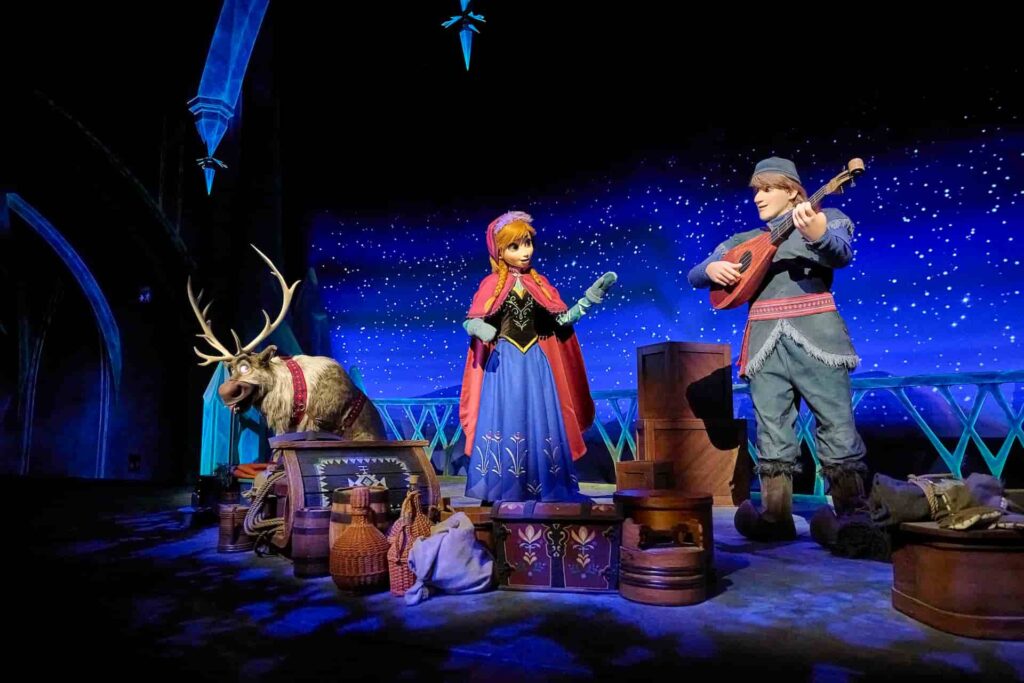 Animatronico da Anna e Kristoff com Sven dentro da Atração Frozen Ever After no parque temático de diversões Epcot, em Walt Disney World Resort, Orlando