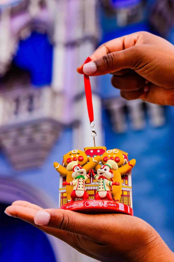 Foto de Ornamento para árvore de Natal disponível exclusivamente durante a festa do Magic Kingdom Mickey's Very Merry Christmas Party