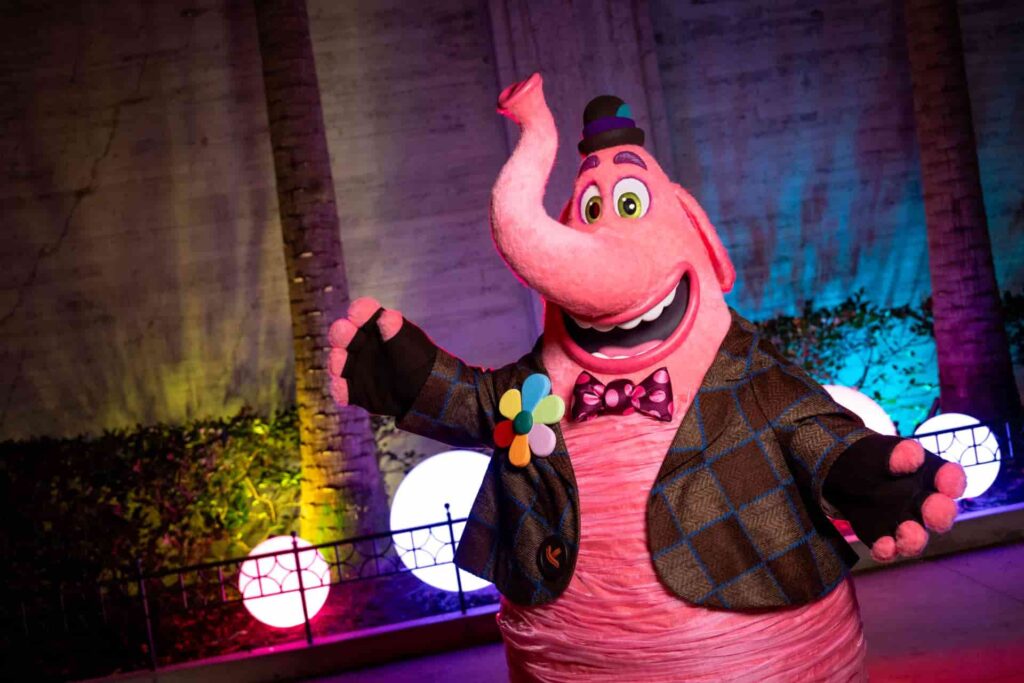 Bing Bong posa de braços abertos em frente ao teatro chinês na glamurosa festa natalina Jollywood Nights que acontece anualmente no parque Hollywood Studios em Walt Disney World