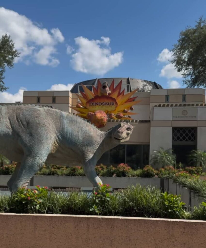 Dinossauro pescoçudo, longo e grande, marca a entrada da atração Dinosaur no Animal Kingdom na Disney em Orlando