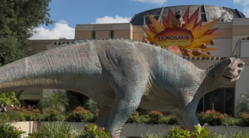 Dinossauro pescoçudo, longo e grande, marca a entrada da atração Dinosaur no Animal Kingdom em Walt Disney World Resort