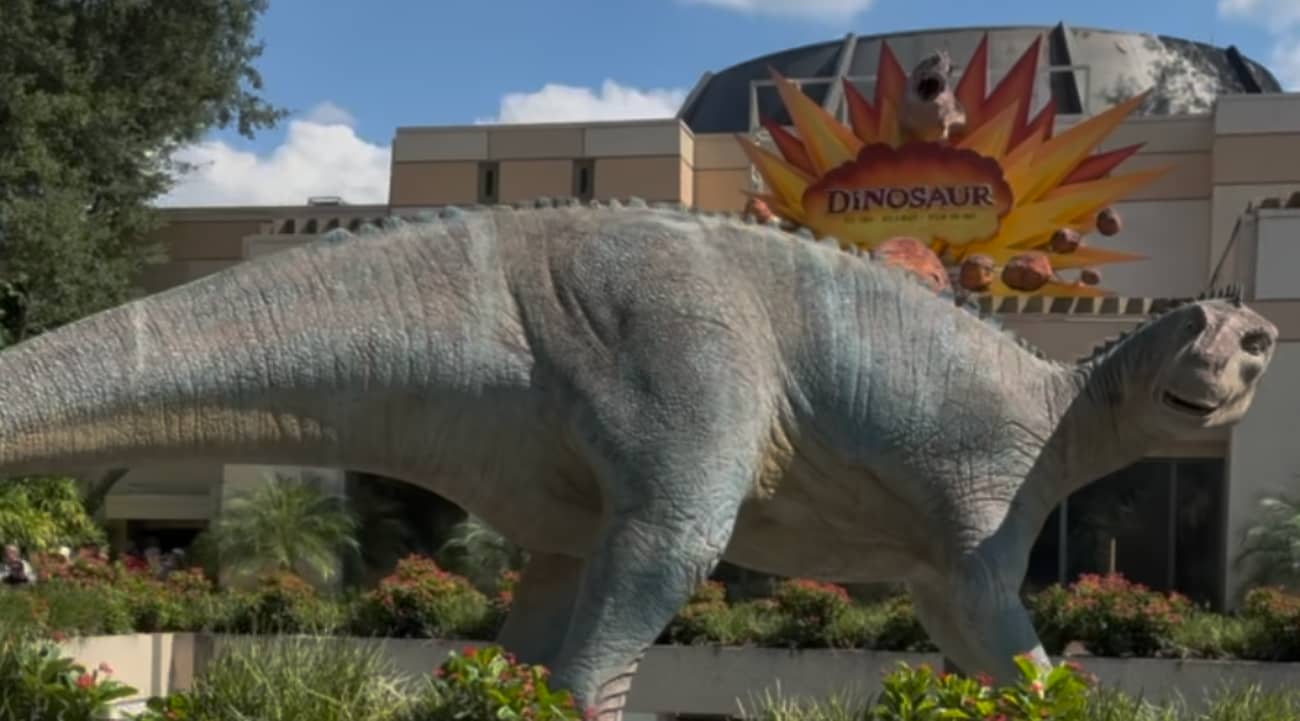 Dinossauro pescoçudo, longo e grande, marca a entrada da atração Dinosaur no Animal Kingdom em Walt Disney World Resort