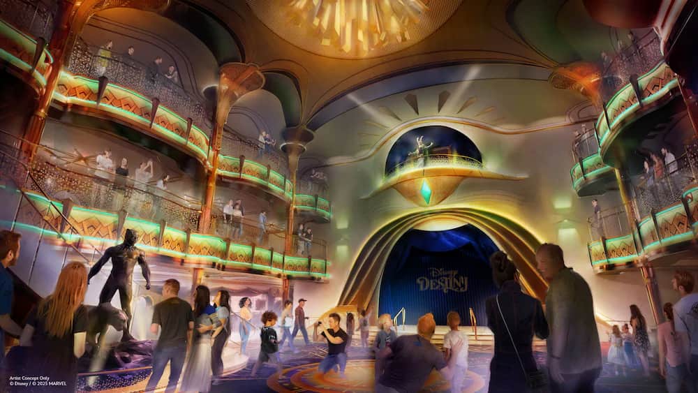 Imagem conceitual do grande salão que será usado para festas e bailes no Navio da Disney Cruise Line, Disney Destiny, onde é possível ver vários andares, um palco central e ainda um elevado onde pessoas podem se apresentar, tudo muito iluminado