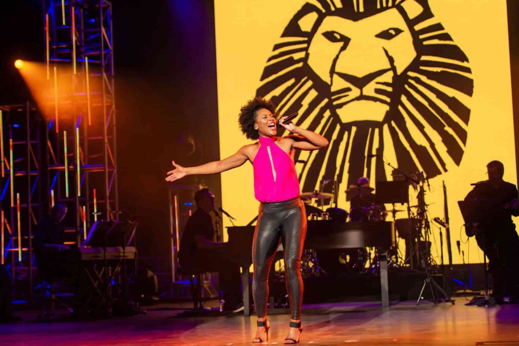 Cantora performa apresentação de músicas do musical The Lion King - o Rei Leão - da Broadway, como uma das atrações exclusivas do Epcot durante o International Festival of the Arts na Disney de Orlando