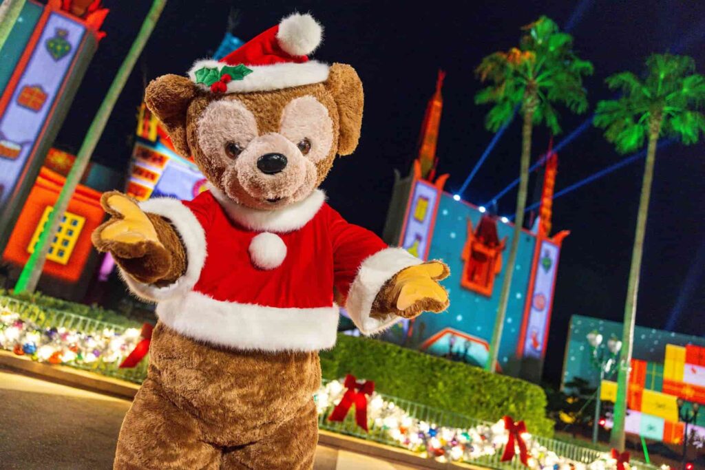 Urso Teddy Bear em frente ao teatro chinês na glamurosa festa natalina Jollywood Nights que acontece anualmente no parque Hollywood Studios em Walt Disney World