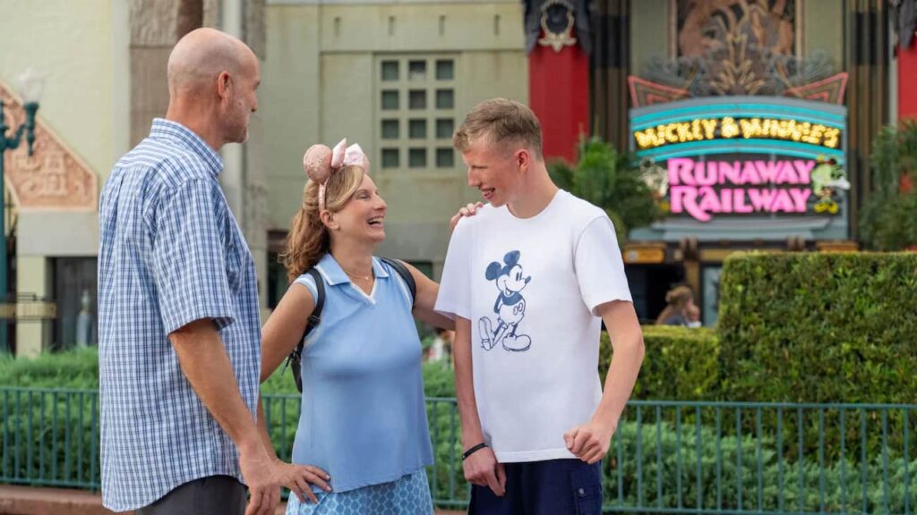 Família composta de pai, mãe e filho adulto se divertem no parque de diversões Disney's Hollywood Studios em Orlando fazendo uso do sistema Disability Access Service DAS