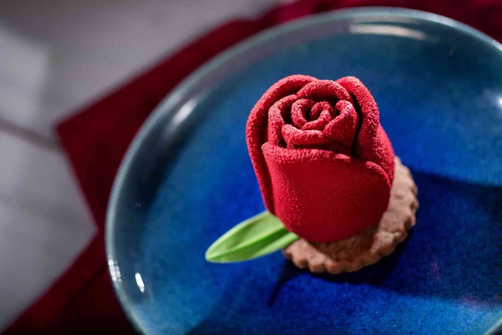 Doce incrível em formato de Rosa Vermelha fazendo referência ao filme A Bela e a Fera, é uma das principais sobremesas servidas na Disney durante o Festival of the Arts no Epcot