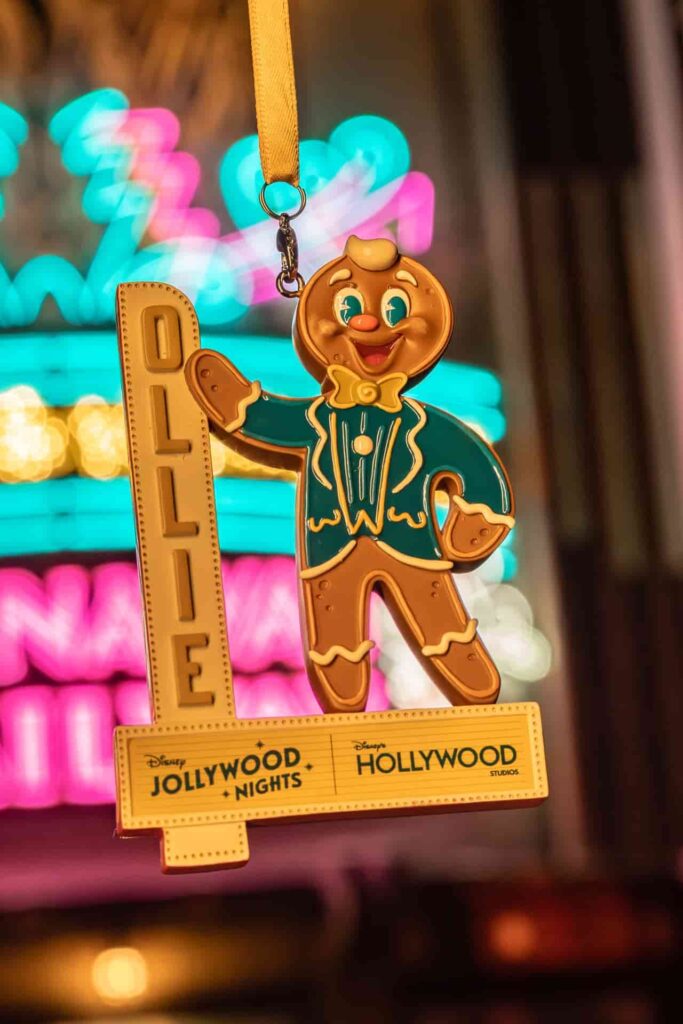Ornamento do Ollie, o mascote que é um gingerbread e também símbolo da festa natalina do parque Hollywood Studios em Walt Disney World, a Jollywood Nights, típica por ser glamurosa