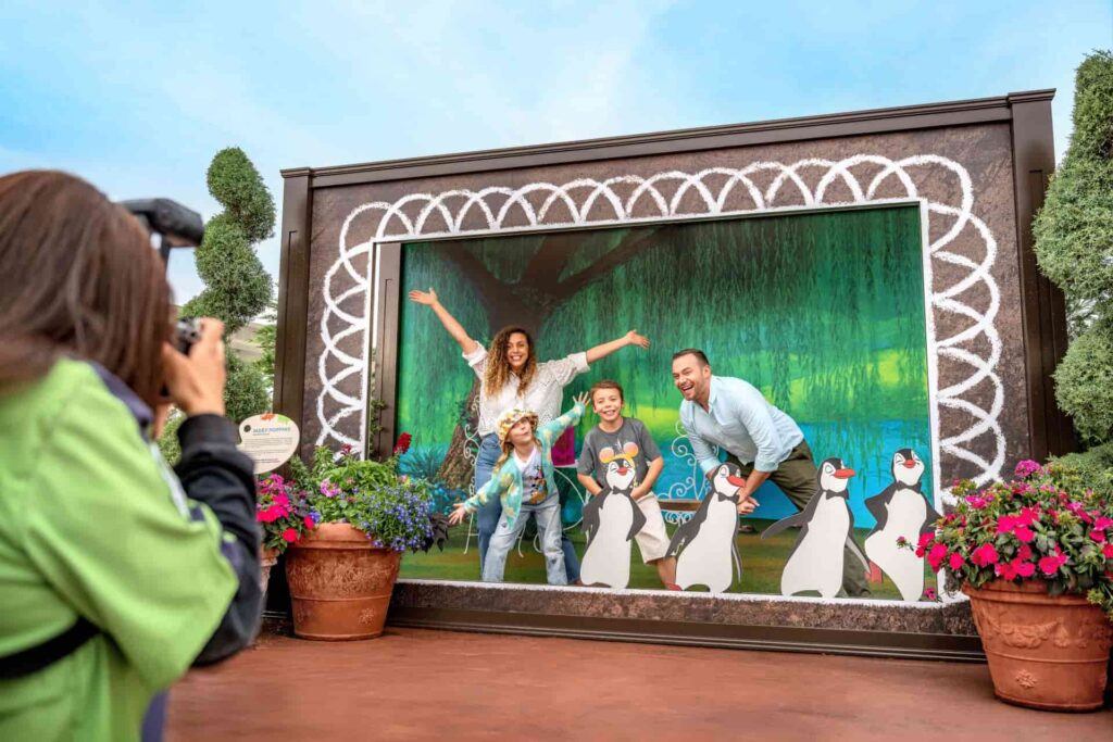 fotografo do Memory Maker, tira fotos para o Photopass, de uma família dentro de um cenário pop up da Mary Poppins, tradicional durante o International Festival of the Arts em Walt Disney World, Epcot