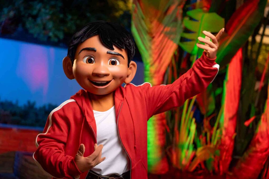 Miguel posa com air guitar em frente ao teatro chinês no parque de diversões Disney's Hollywood Studios durante a festa de natal Jollywood Nights