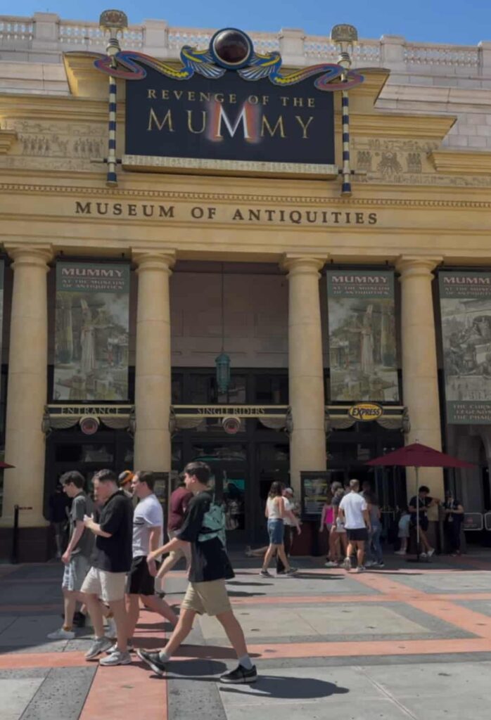 Foto da entrada da atração Revenge of the Mummy no parque de diversões Universal Studios Orlando
