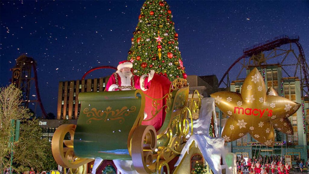 Papai Noel vem em seu trenó em frente durante o desfile na parque temático da Universal Studios, Macy's Parade, tradicional do dia de ação de graça, Thanksgiving, em Orlando