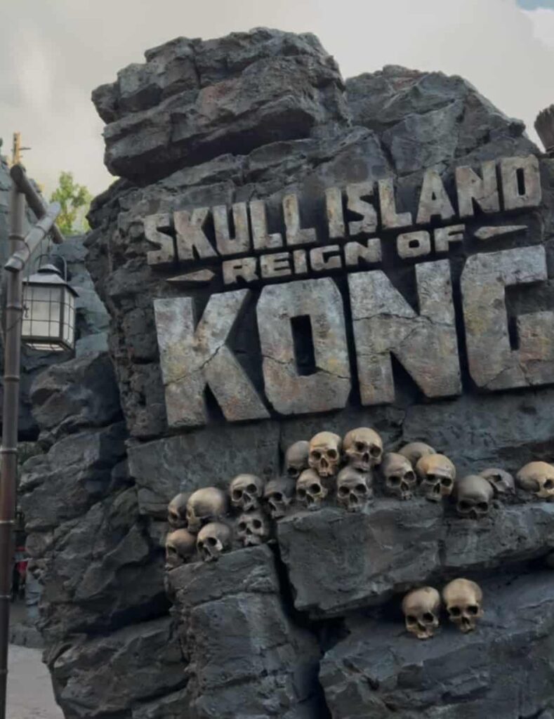 Foto da entrada da atração Skull Island Reign of Kong no parque temático Islands of Adventure na Universal Orlando Resort