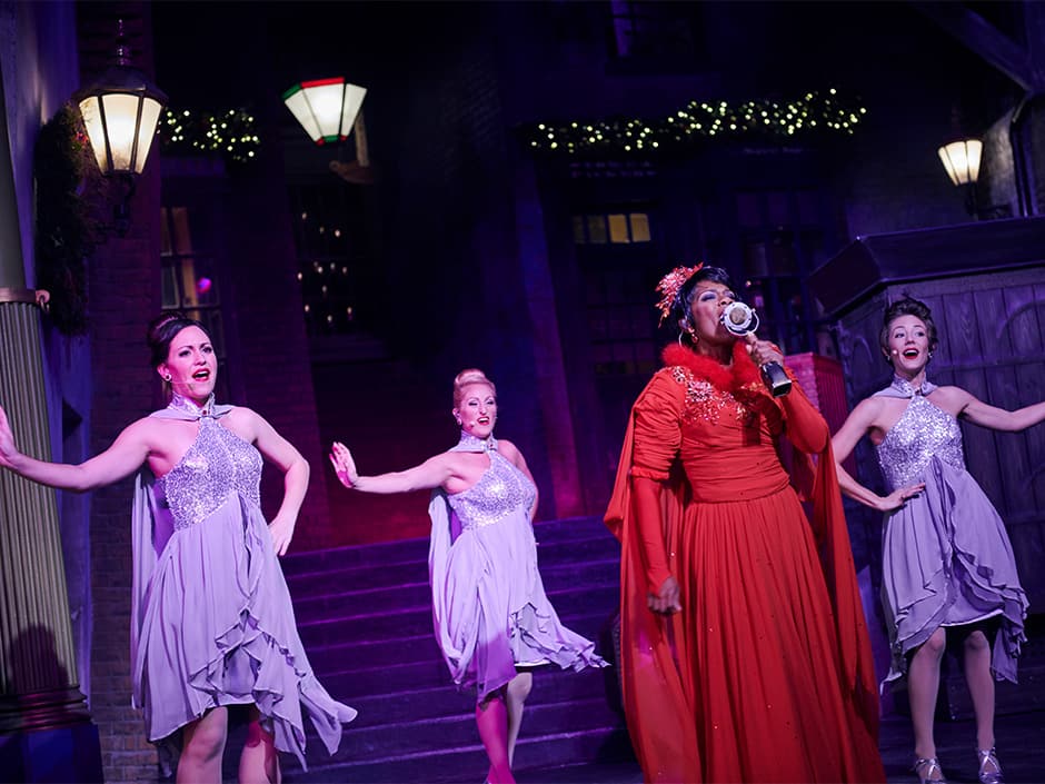 Celestina canta no palco de Wizarding World of Harry Potter Diagon Alley (Beco Diagonal) durante as celebrações especiais de Natal da Universal Studios Resort em Orlando