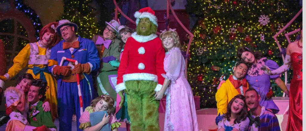 Grinch e elenco da história sobem ao palco da Universal Studios Orlando para celebrar o Natal no Resort com o Grinchmas Celebration