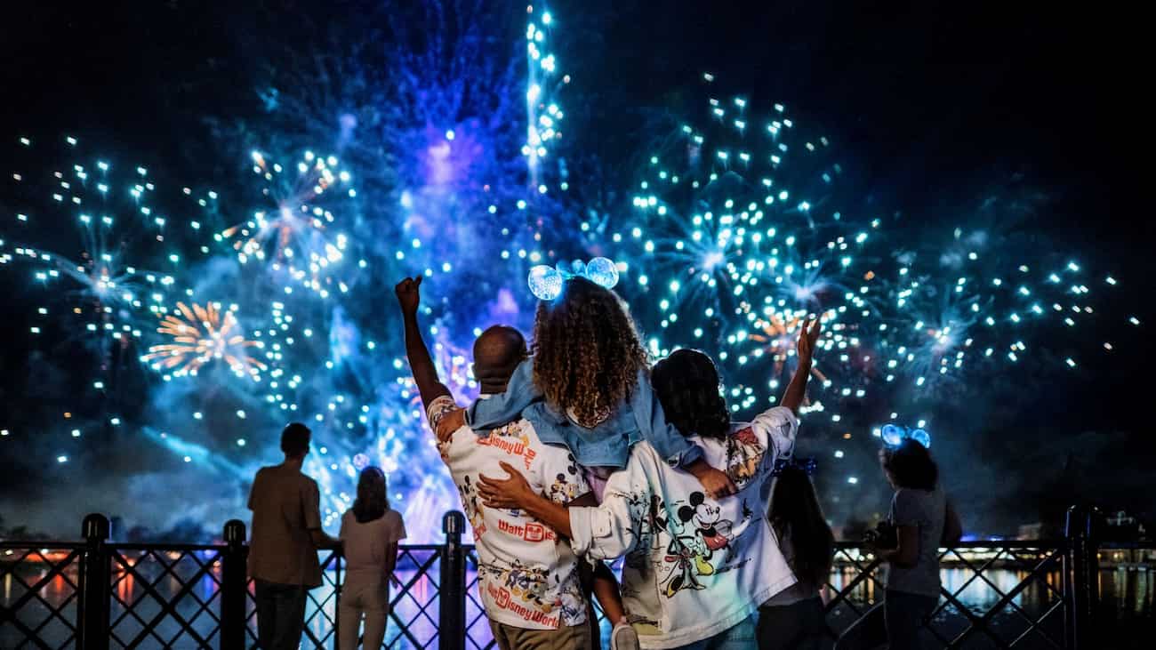 família se abraça enquanto assiste aos fogos do parque de diversões Epcot em Walt Disney World Resort durante a virada do ano