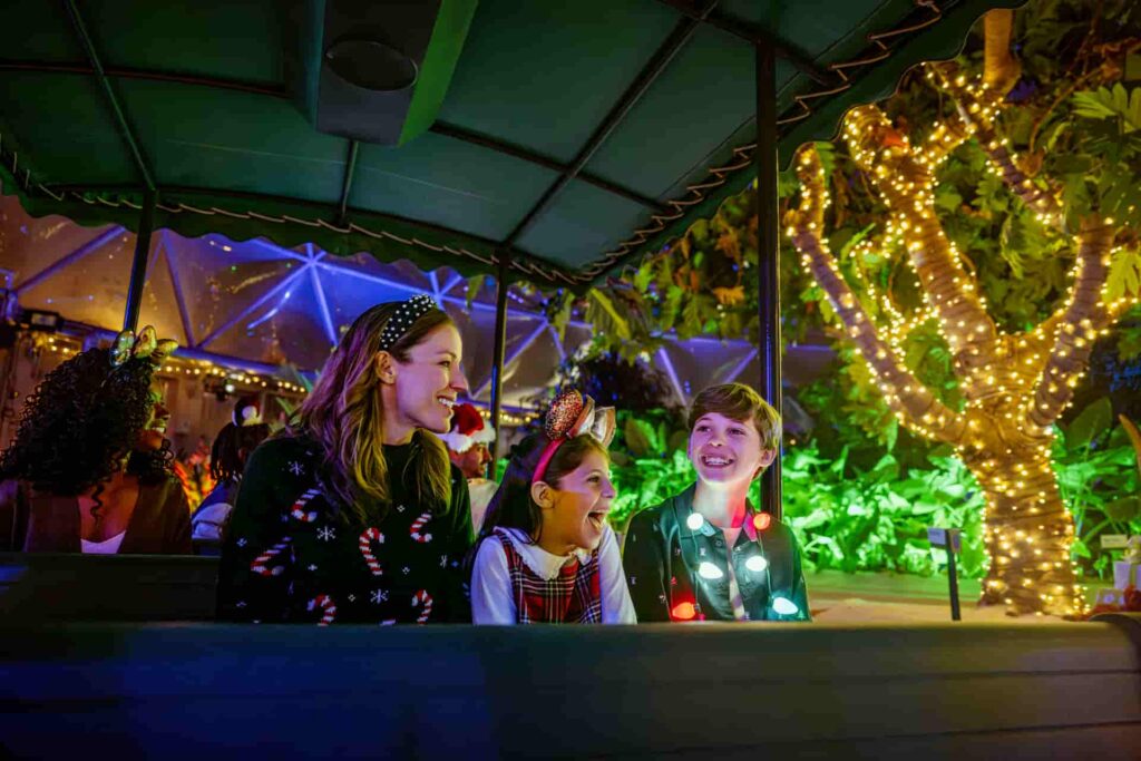 Família se diverte ao ver as luzes de natal da atração Living With The Land, que fica especialmente decorada durante a época das festas de final de ano (natal e ano novo) para o Festival of Holidays, no Epcot, parque da Disney