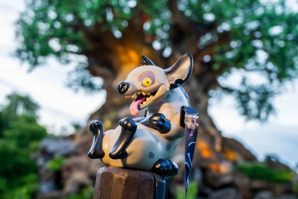 Copo temático do Ed, hiena do filme O Rei Leão, que está sendo comercializado no parque da Disney, Animal Kingdom