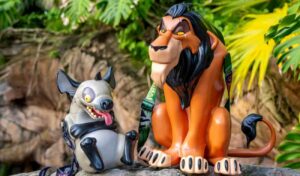 Balde de Pipoca do Scar e Copo temático do Ed, hiena do filme O Rei Leão, que está sendo comercializado no parque da Disney, Animal Kingdom