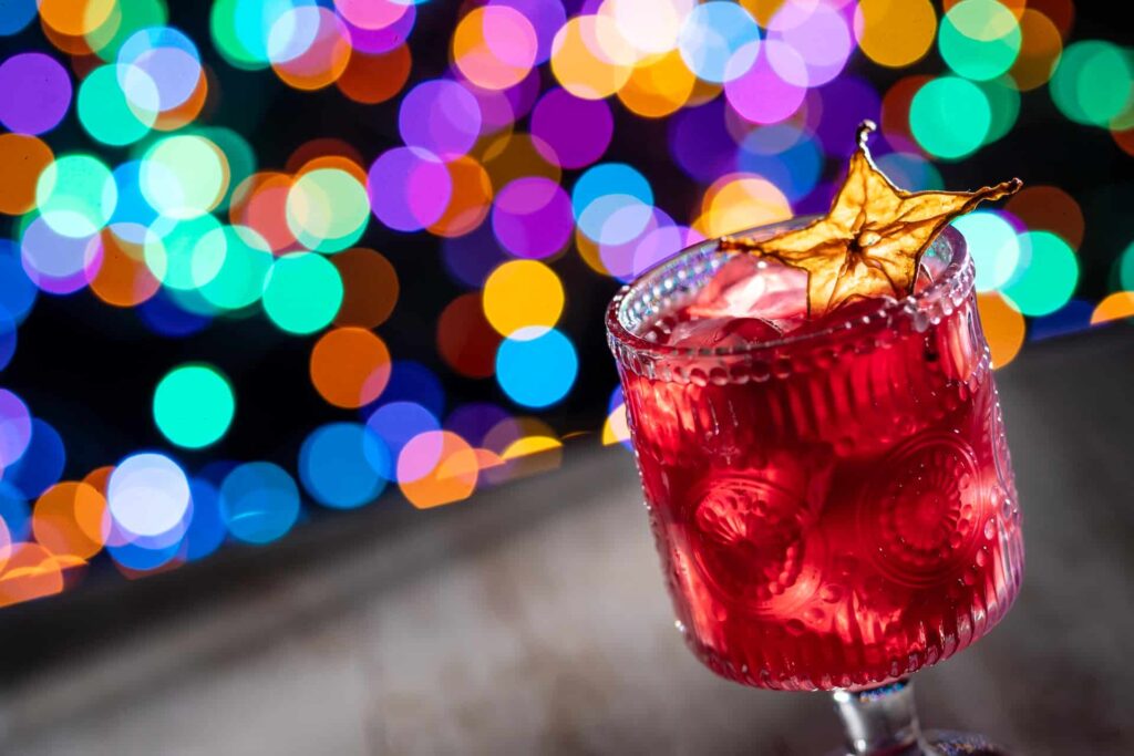A festa Jollywood Nights que celebra o natal no parque Hollywood Studios, na Disney conta com seleção de comidas típicas especiais como sangria de maçã