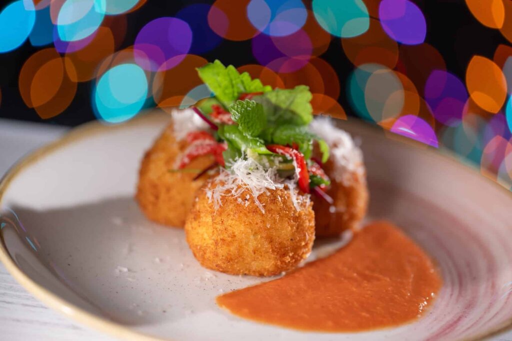 A festa especial de natal Jollywood Nights do parque temático Disney's Hollywood Studios em Walt Disney World contará com itens exclusivos no menu como arancini