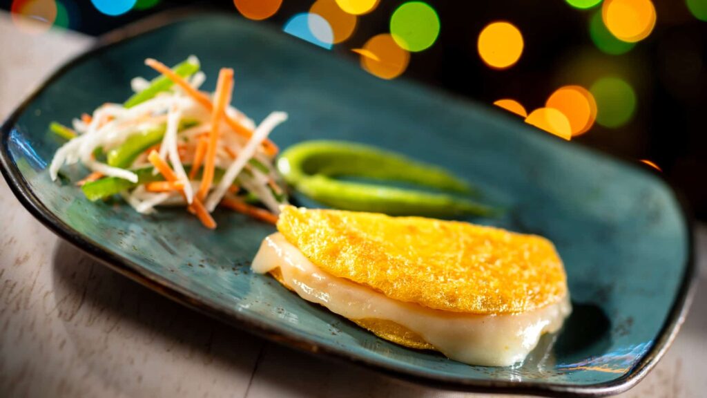 A festa Jollywood Nights que celebra o natal no parque Hollywood Studios, na Disney conta com seleção de comidas típicas especiais como arepa