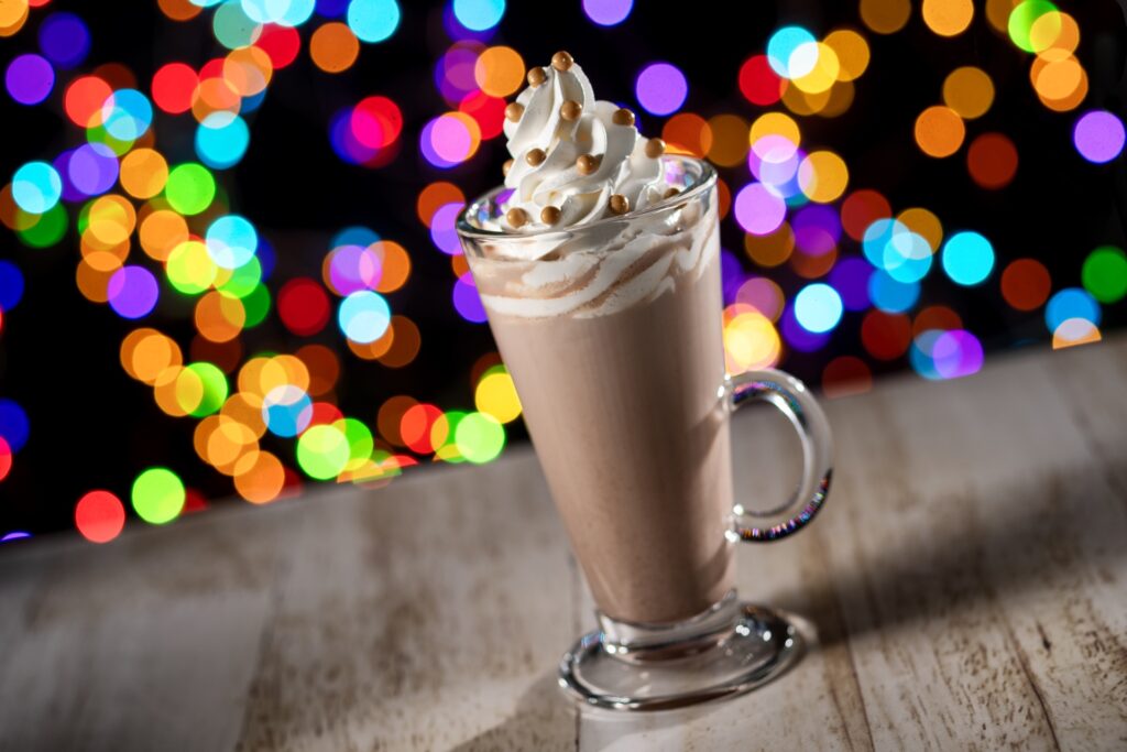 A festa Jollywood Nights que celebra o natal no parque Hollywood Studios, na Disney conta com seleção de comidas típicas especiais como chocolate quente de caramelo