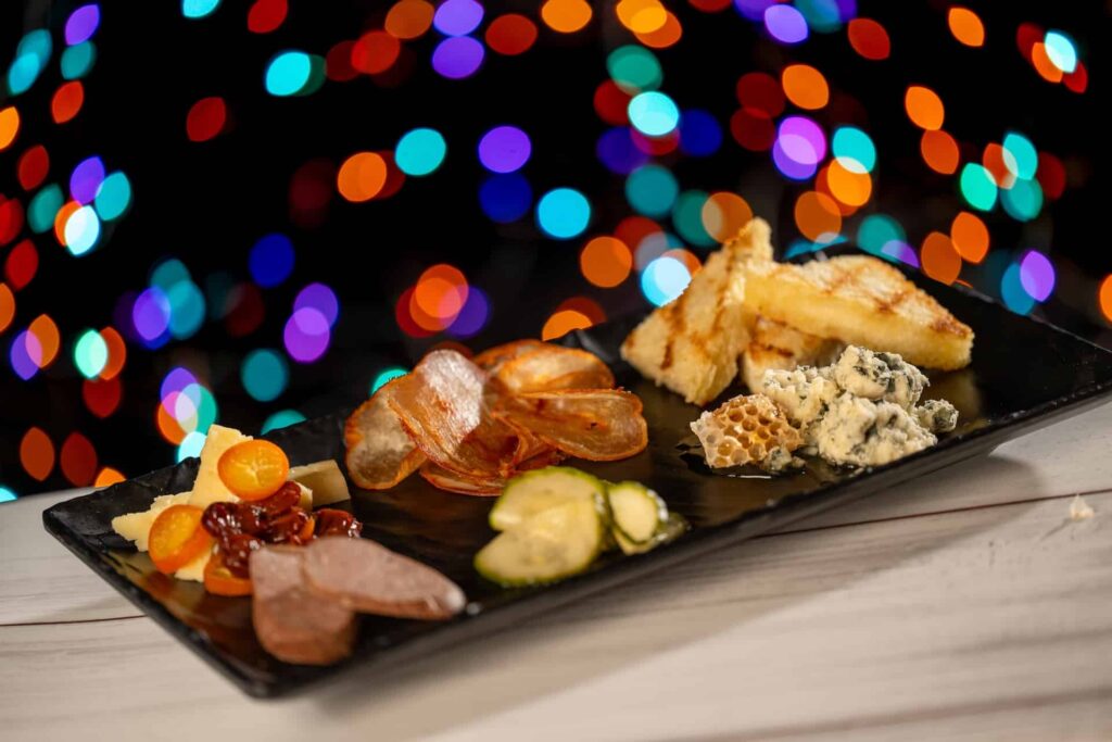 A festa especial de natal Jollywood Nights do parque temático Disney's Hollywood Studios em Walt Disney World contará com itens exclusivos no menu como tábua de frios