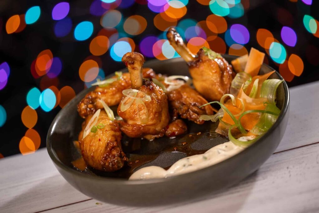 A festa especial de natal Jollywood Nights do parque temático Disney's Hollywood Studios em Walt Disney World contará com itens exclusivos no menu como asinhas de frango