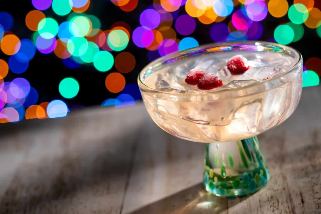 A festa Jollywood Nights que celebra o natal no parque Hollywood Studios, na Disney conta com seleção de comidas típicas especiais como margarita de cranberry