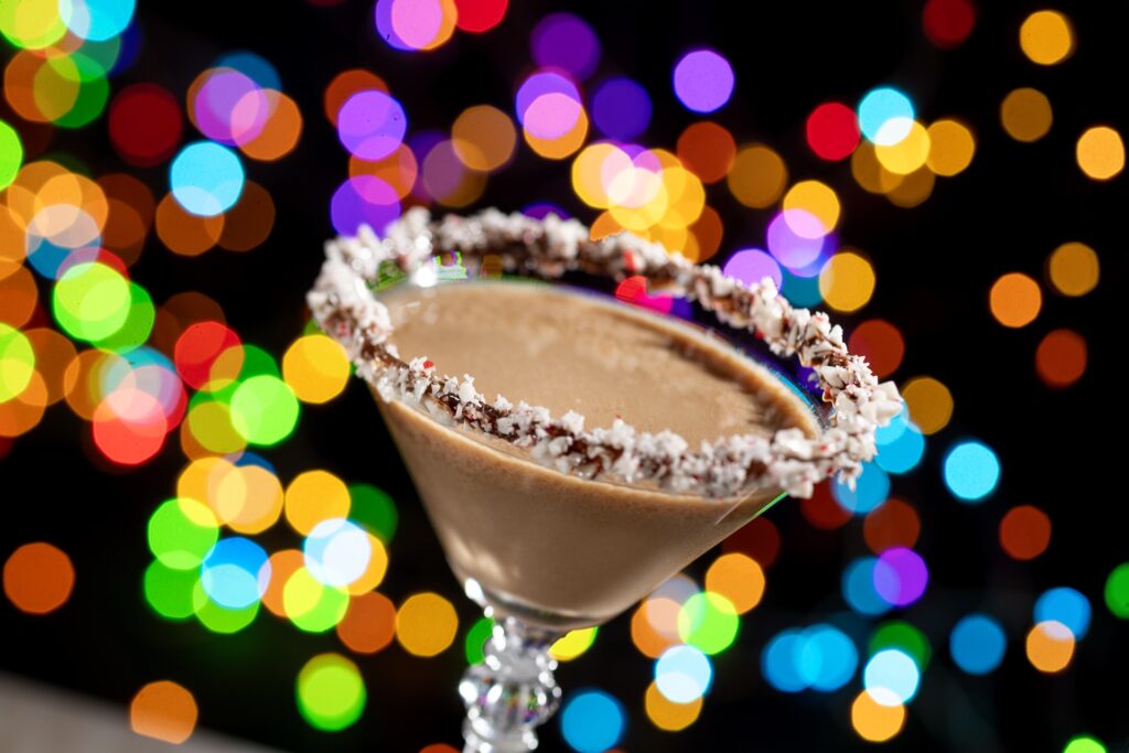 A festa Jollywood Nights que celebra o natal no parque Hollywood Studios, na Disney conta com seleção de comidas típicas especiais como martini de expresso